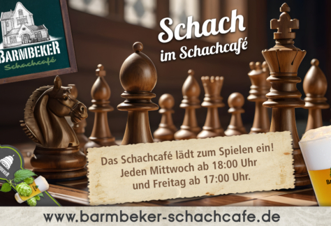 Ein Werbebild für das Barmbeker Schachcafé mit großen Holz-Schachfiguren im Vordergrund. Links oben ein gezeichnetes Logo des Cafés, rechts ein Glas Barmbeker Bier. In der Mitte steht auf einem Papierbanner: "Das Schachcafé lädt zum Spielen ein! Jeden Mittwoch ab 18:00 Uhr und Freitag ab 17:00 Uhr." Unten ist die Website www.barmbeker-schachcafe.de angegeben.