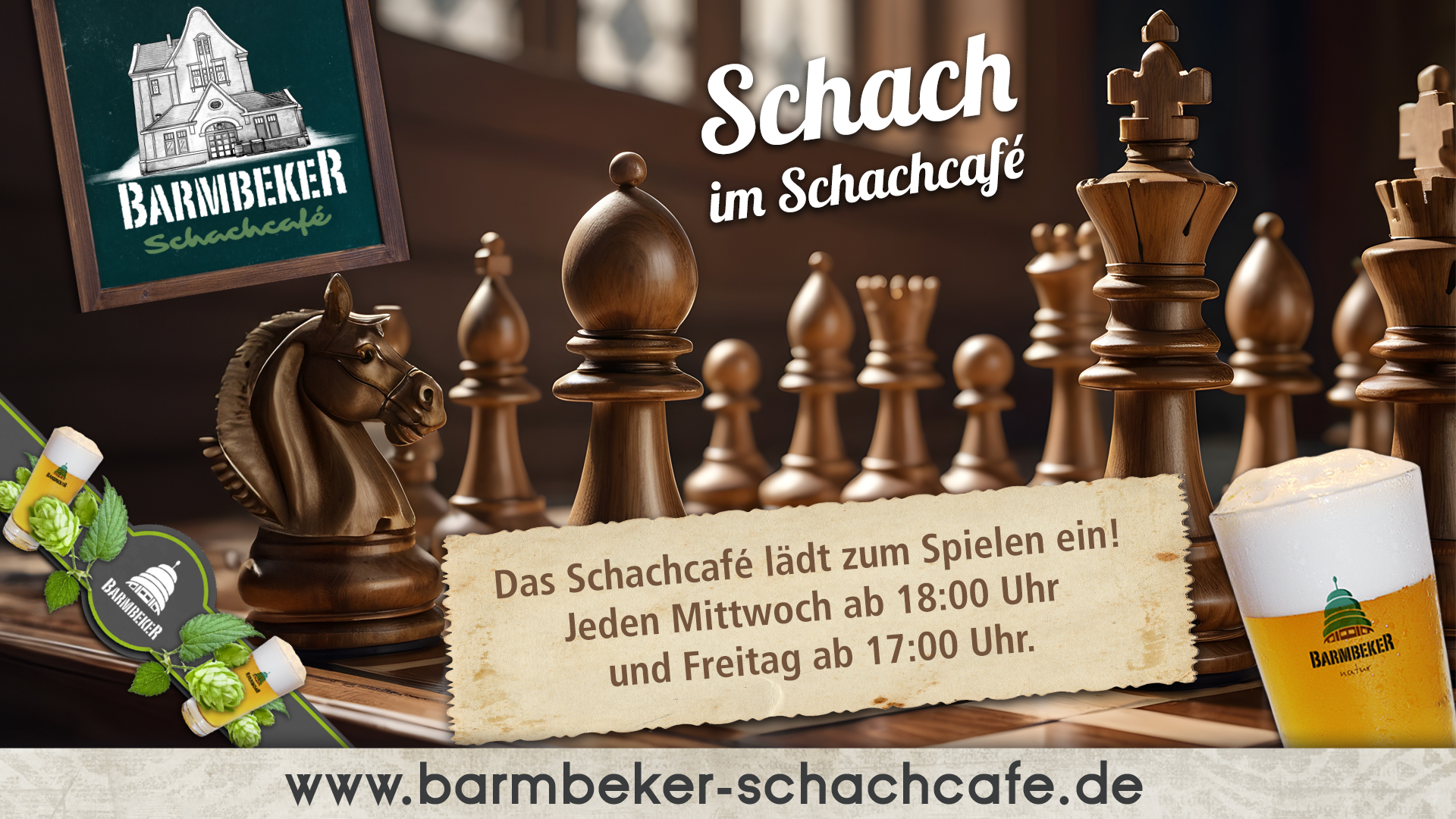 Ein Werbebild für das Barmbeker Schachcafé mit großen Holz-Schachfiguren im Vordergrund. Links oben ein gezeichnetes Logo des Cafés, rechts ein Glas Barmbeker Bier. In der Mitte steht auf einem Papierbanner: "Das Schachcafé lädt zum Spielen ein! Jeden Mittwoch ab 18:00 Uhr und Freitag ab 17:00 Uhr." Unten ist die Website www.barmbeker-schachcafe.de angegeben.