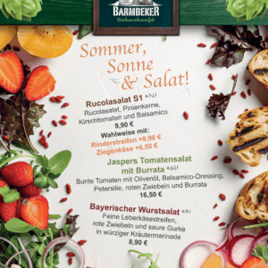 Saisonkarte im Barmbeker Schachcafé mit Sommer-Salat-Specials: Rucolasalat mit optionalem Topping, Jaspers Tomatensalat mit Burrata und Bayerischer Wurstsalat, dekoriert mit frischem Gemüse und geröstetem Brot.