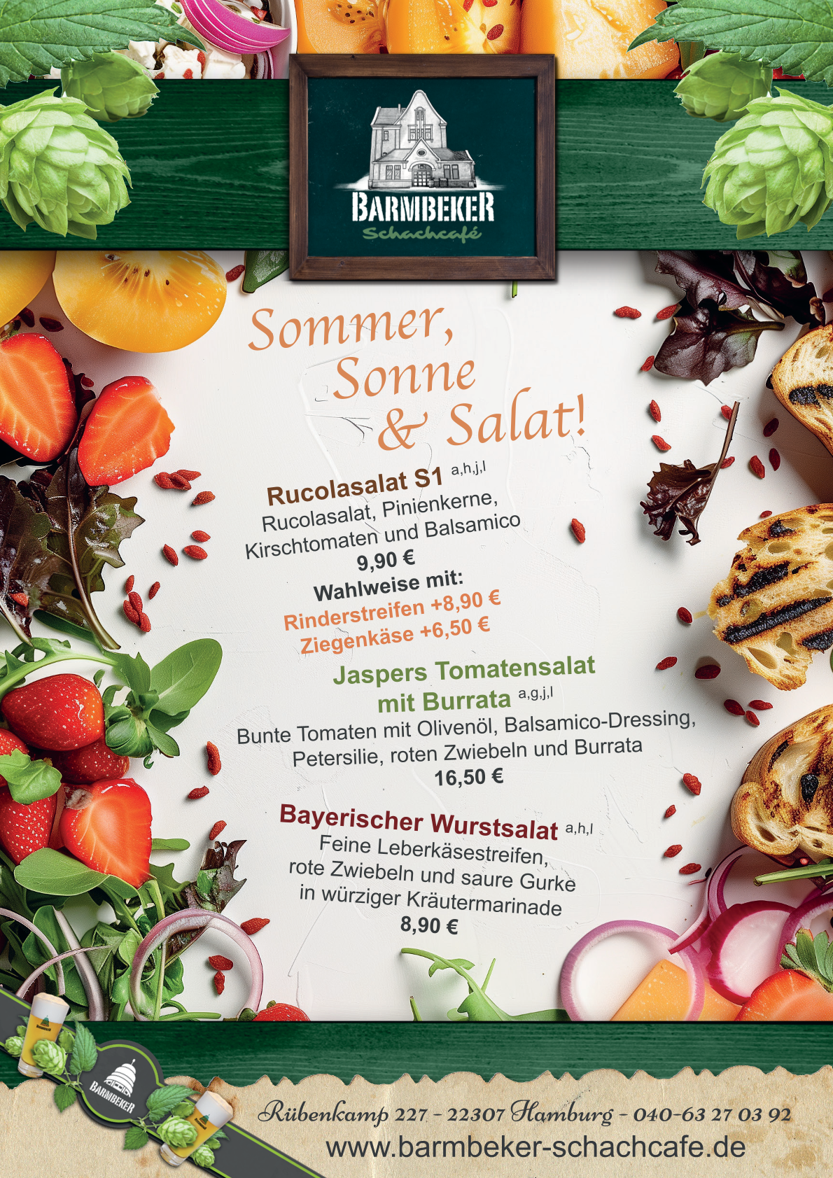 Saisonkarte im Barmbeker Schachcafé mit Sommer-Salat-Specials: Rucolasalat mit optionalem Topping, Jaspers Tomatensalat mit Burrata und Bayerischer Wurstsalat, dekoriert mit frischem Gemüse und geröstetem Brot.